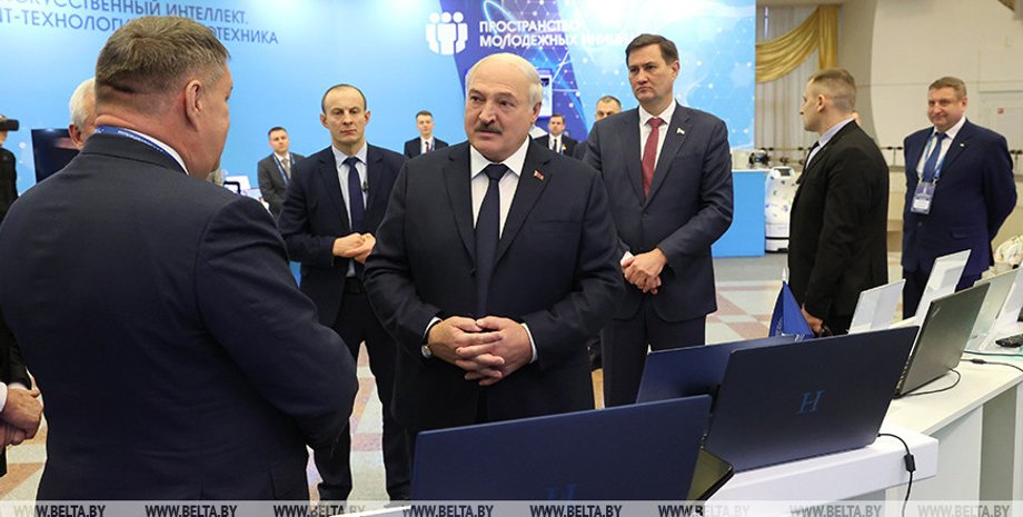 Александр Лукашенко на выставке "Беларусь интеллектуальная"