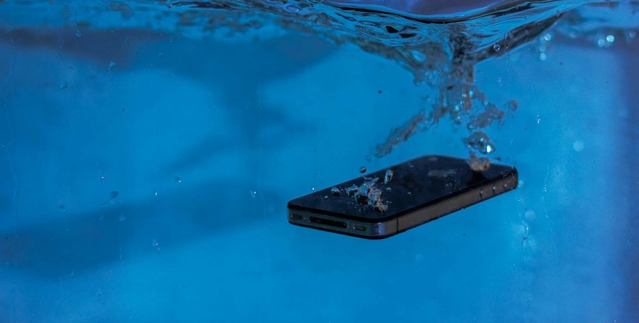 Cмартфон упал в воду