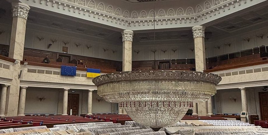 У парламенті лагодять люстру
