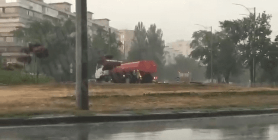 комунальник, злива, клумба, злива в киеве, київ, затопило, комунальник поливав клумбу