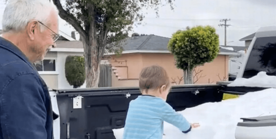 Дедушка привез внуку первый снег, вирусный ролик, семья, дети, внуки, правнуки, первый снег, вез снег в багажнике, прадедушка