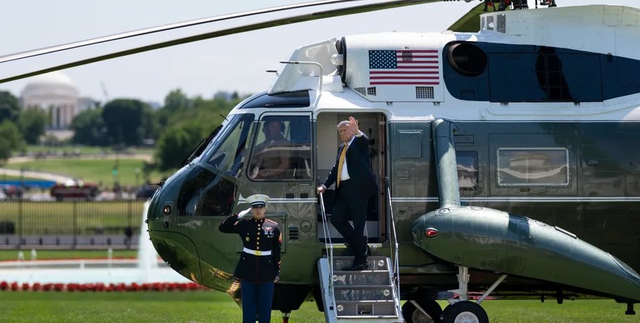 Трамп біля президентського вертольота