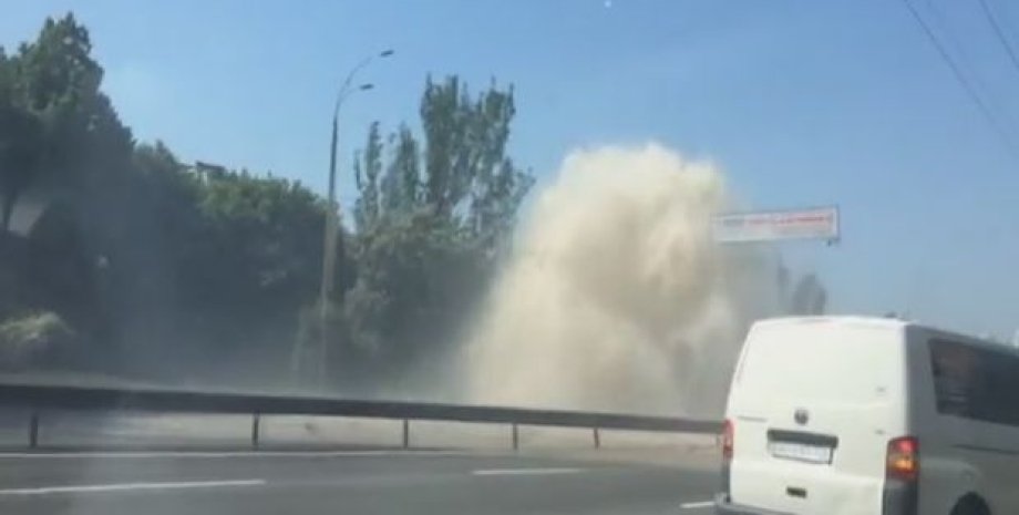 Столб воды в центре Киева / Фото: кадр из видео Youtube