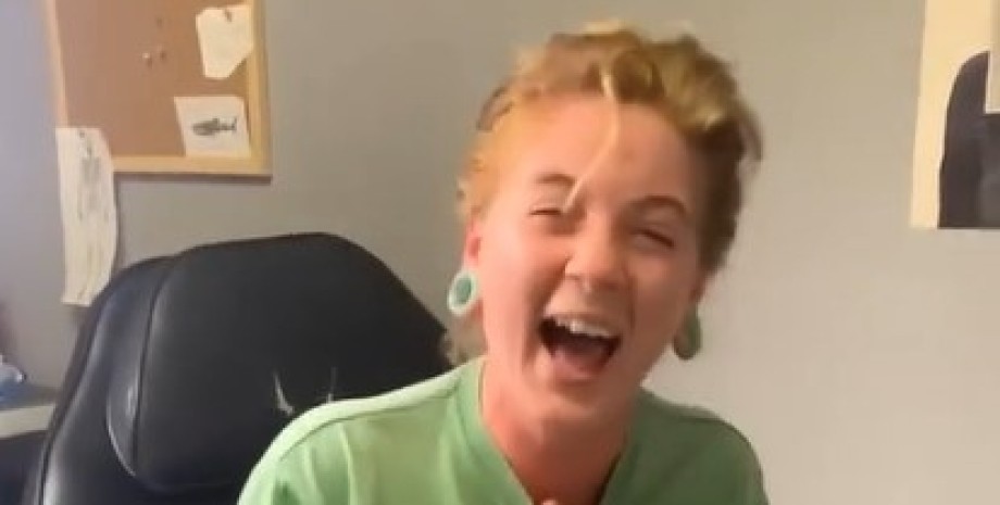 Курйоз з тату Реакція жінки, жінка істерика, жінка сміється, тату жінка, тату салон реакція, тату у жінки, татуювання у жінки, татуювання проблема