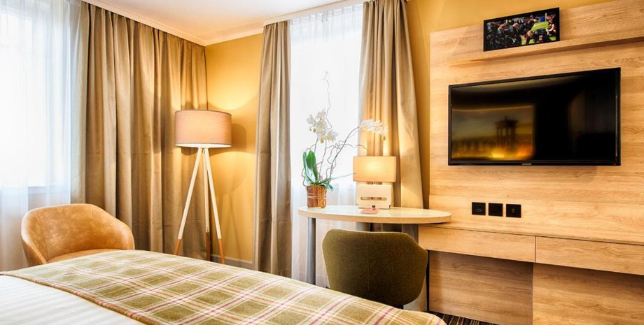 Номер в отеле Royal Leonardo с ужасным видом из окна, возмущенный турист, баки для мусора, TripAdvisor