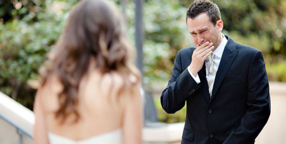 Іспанець, якого звуть Ернесто, чоловік влаштовує скандали на весіллях, прикидаючись коханцем нареченої або нареченого