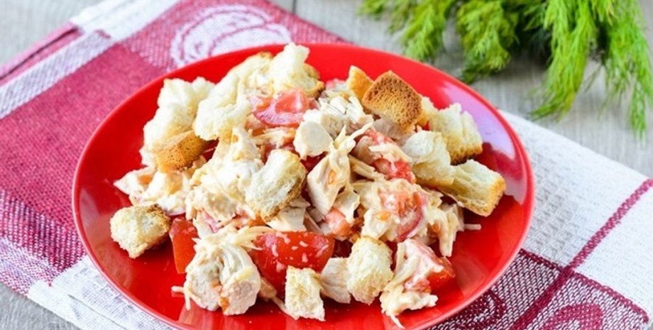 Баварський салат із куркою та сухариками, святковий салат, салат рецепт