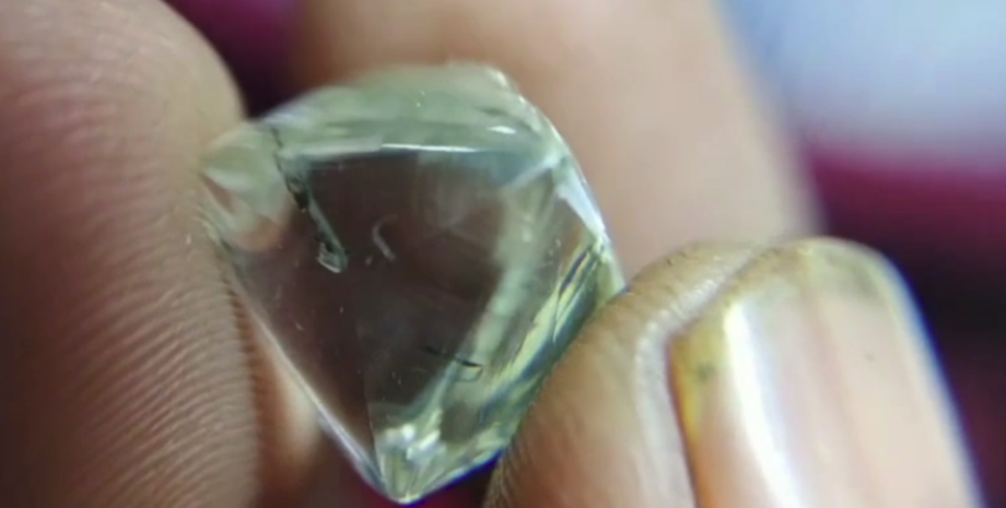 Фермер Дилип Мистри нашел в шахте алмаз, находка, драгоценные камни, аукционы, Индия, кладоискатели, Индия