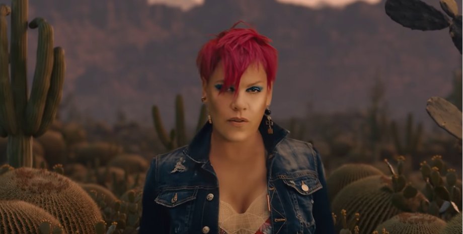 пинк, певица, норвежские гандболистки, пляжный гандбол, скандал, бикини, шорты