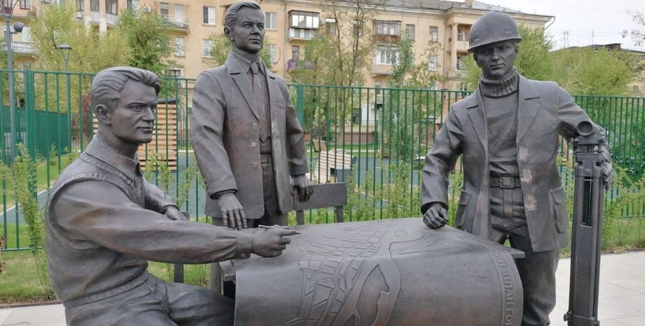 памятник строителям, пуговицы