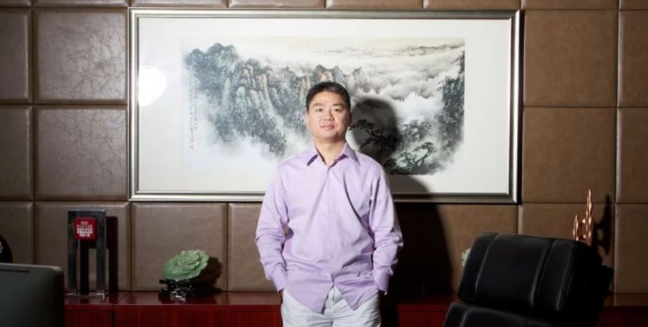 Мужчина раздает деньги жителям родного села, они поддержали его, все подробности истории, благотворительность