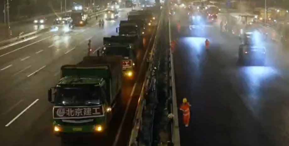 2.4 км кільцевої дороги замінили за 6 годин у Пекіні