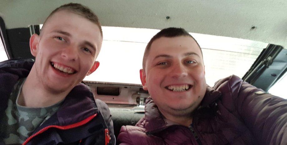 Денис (слева) с другом/Фото: facebook.com/MykolaDeputat