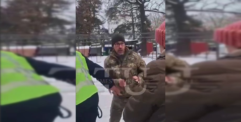 Людина у військовій формі представник тцк