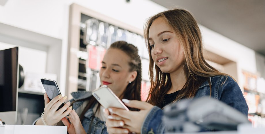 Покупка смартфонов в магазине