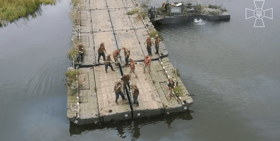 сооружение понтонной переправы