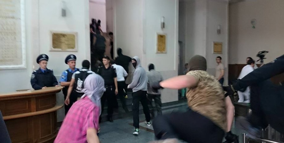 Неизвестные в балаклавах ворвались в здание Харьковского горсовета / facebook.com/slava.mavrichev