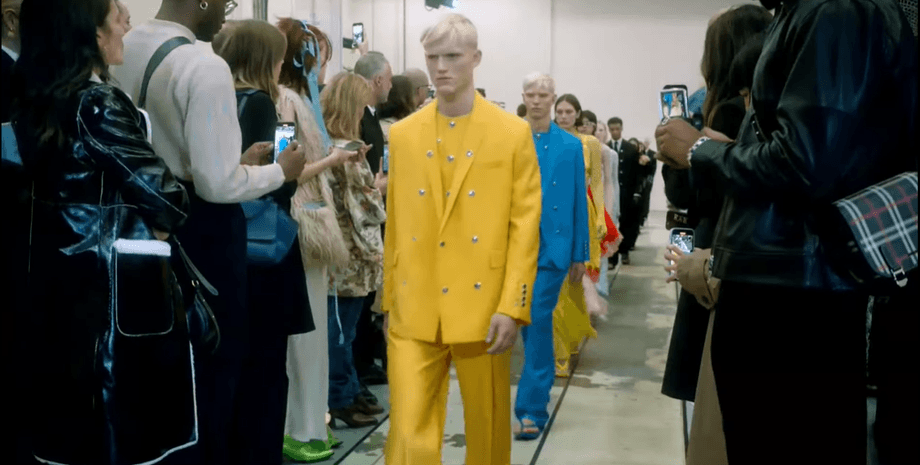 Burberry, ірина шейк, рікардо тіші, нова колекція Burberry, лондонський тиждень моди, жовто-синя хода Burberry