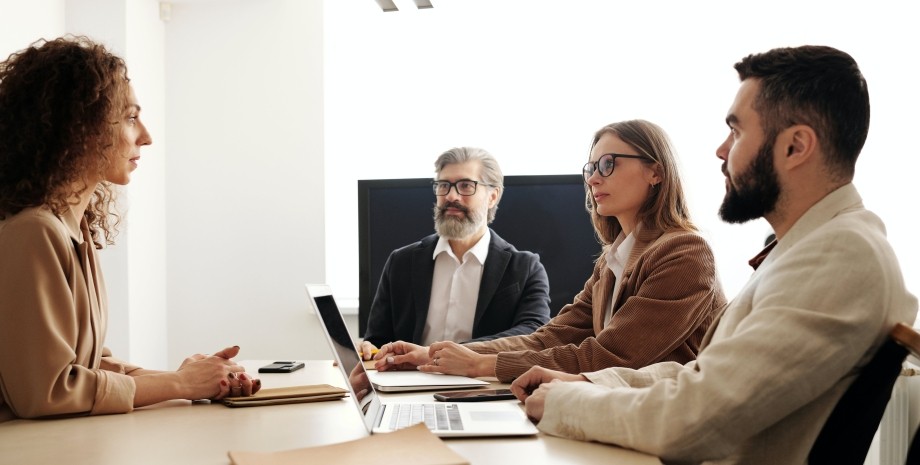 Женщина на собеседовании (иллюстративное фото) Для чего врать на собеседовании, как пройти собеседование, как нельзя себя вести