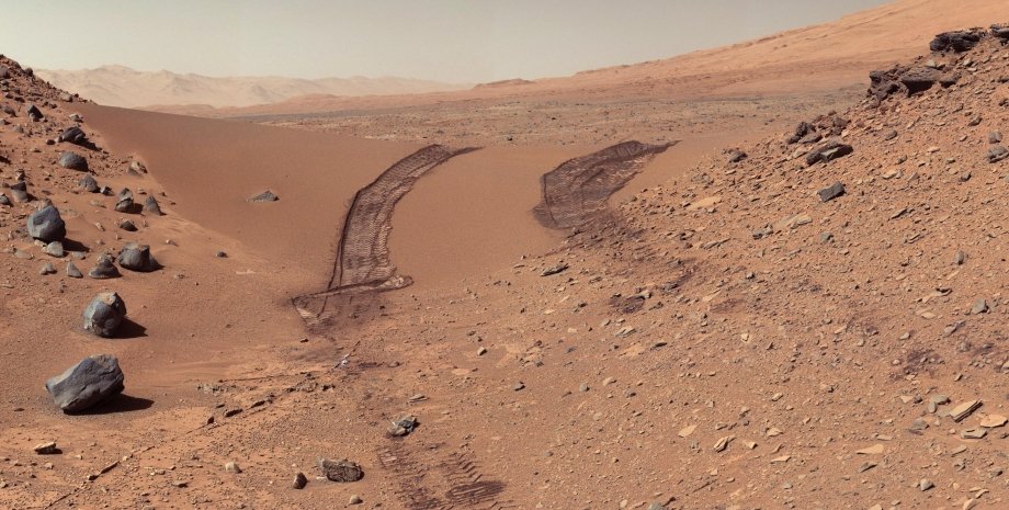 Марсіанський ґрунт і валуни, вид з апарата Curiosity