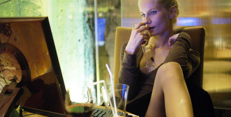 самотність, дівчина, келих, монітор