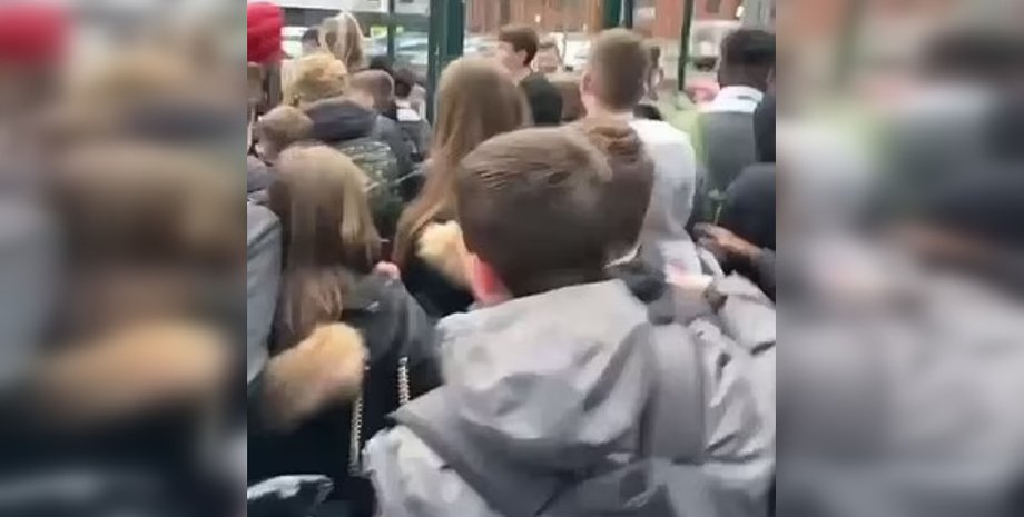бунты в школах Великобритании, детские бунты, ученики вышли на протесты в британии