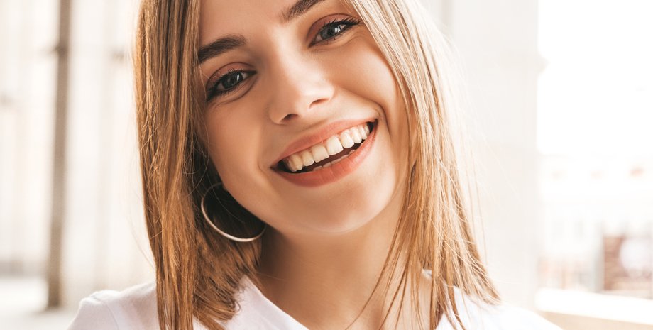 Девушка улыбается