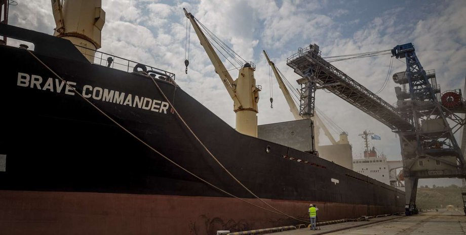 зерновоз brave commander, порт южного