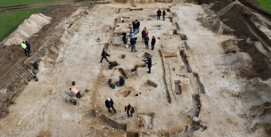 Находка бронзового века, Зал заседаний короля Хинца, Археологические раскопки, Древняя строительная конструкция, Королевская могила Седдин, Скандинавский бронзовый век, Древняя архитектура, Культурные памятники, Скандинавский бронзовый век