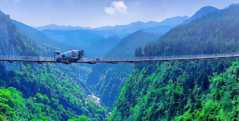 Підвісний міст над прірвою, міст над ущелиною, найстрашніший міст у світі, лякає людей, не має опори, важкий транспорт