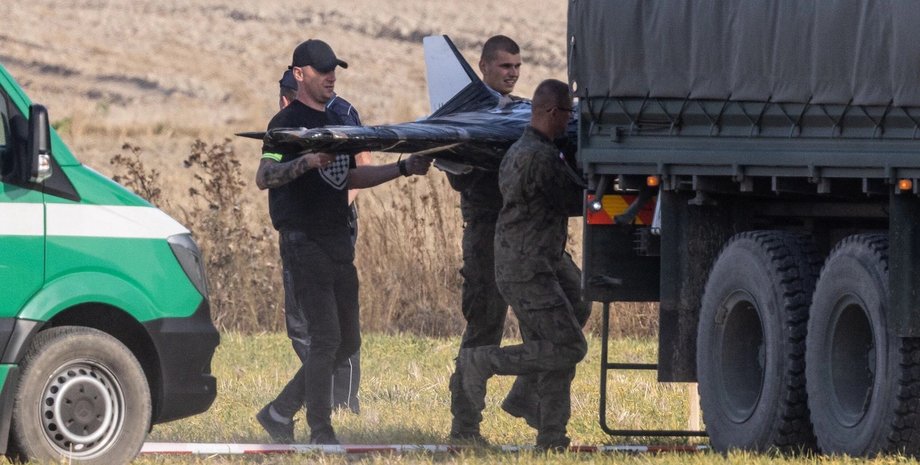 Польские военные грузят российский дрон Российский БПЛА в Польше