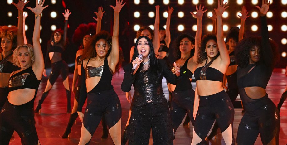 Шер, танцівниці, виступ