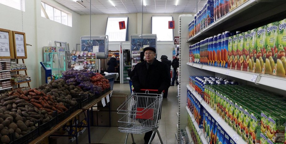 мужчина в супермаркете