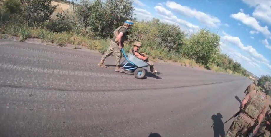 Бійці ЗСУ евакуювали поранених