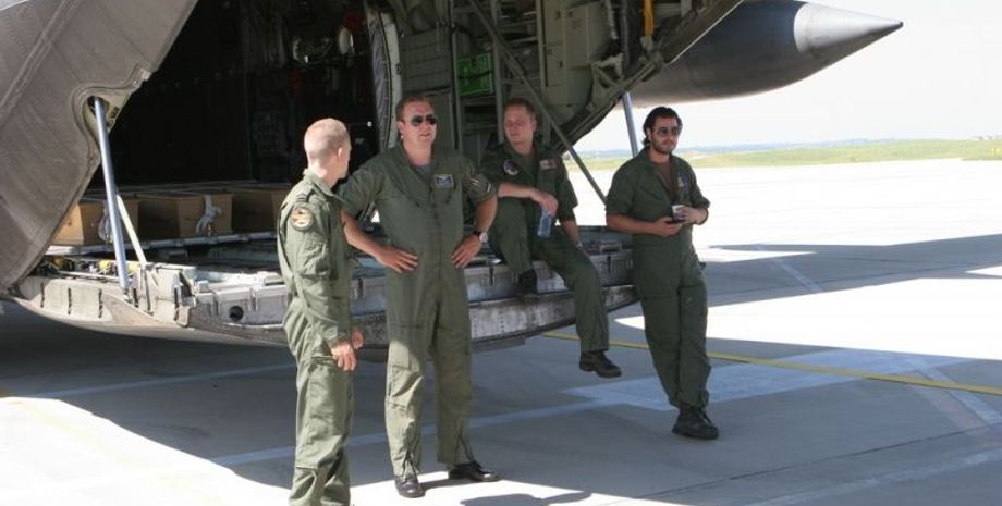 Самолет с останками жертв авиакатастрофы/пресс-служба Харьковской ОГА