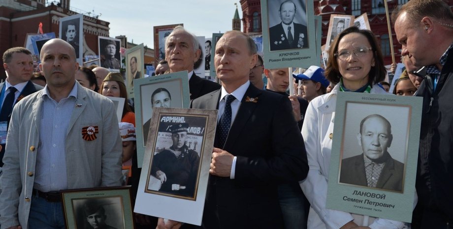Владимир Путин (1952 г.р.) с портретом отца, якобы погибшего на войне. Москва, 9 мая 2015 г. / Фото: ТАСС