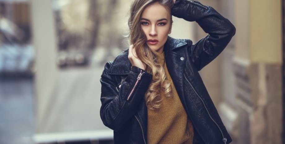 дівчина в джинсовій куртці