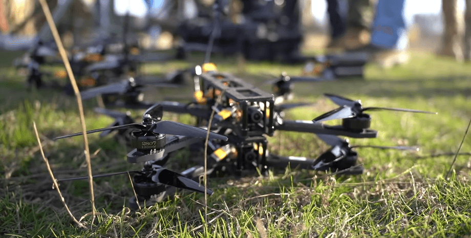 Український дрон лежить на траві
