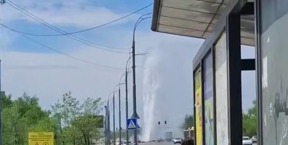 У Києві біля Північного мосту прорвало тепломережу