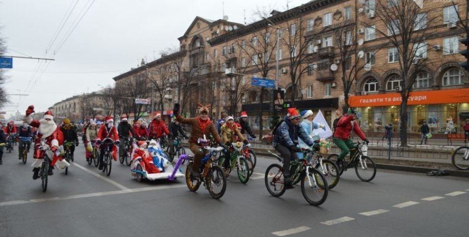 В Запорожье прошел велопробег Дедов Морозов и Снегурочек / Фото: 061.ua