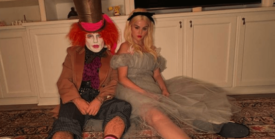 Селена Гомес, Бенни Бланко, комната, мебель, ковер