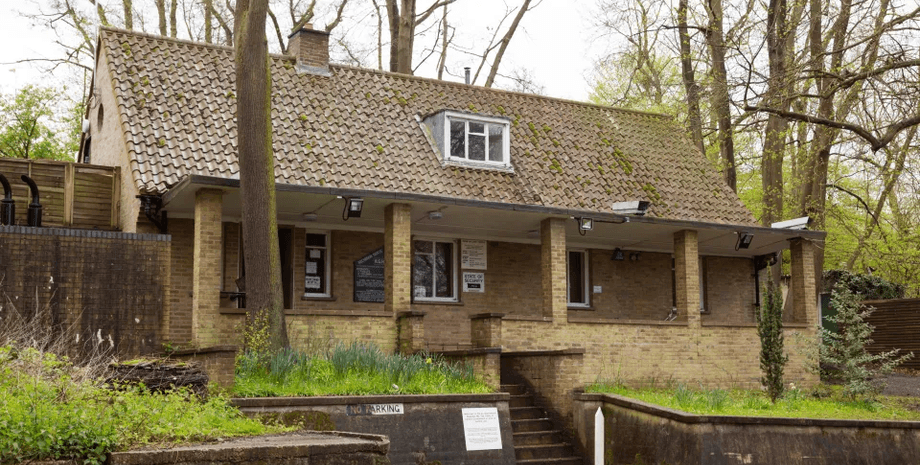 Дом с бункером внутри, обычный дом, дом с тайной, бункер под домом, холодная война, тайное убежище, бункер Судного дня