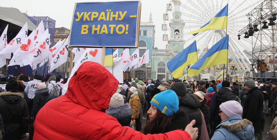 Митинг сторонников вступления в НАТО - фото