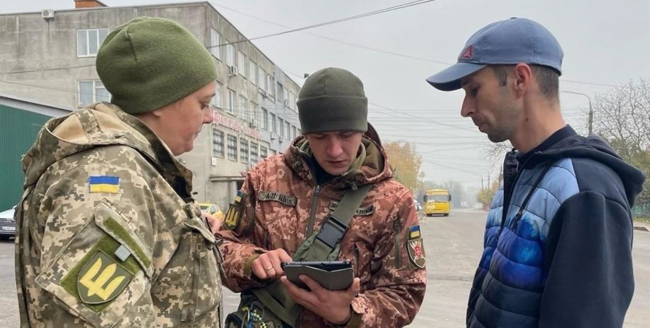 Вручение повестки вручение повестки, работники ТЦК, мобилизация, мобилизация в Украине, всеобщая мобилизация, призыв в ВСУ