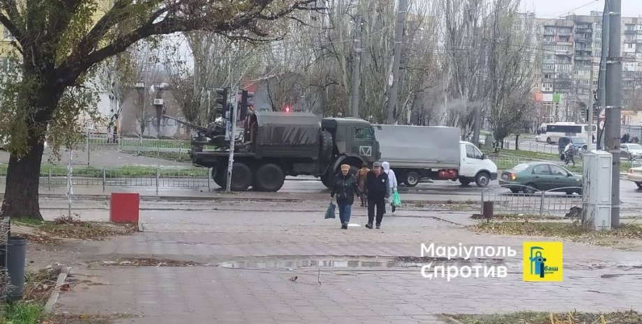 Nel centro di Mariupol, fu registrato il movimento di cinque auto militari russe...