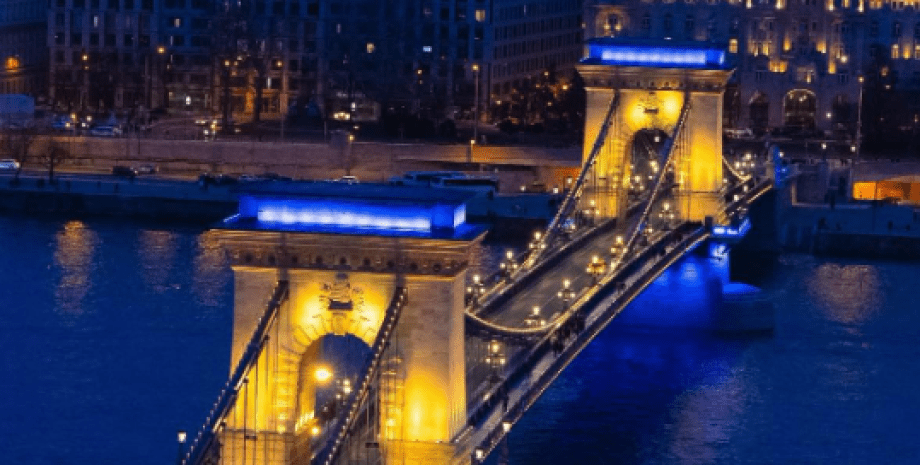 У Орбана набросились на мэрию Будапешта из-за сине-желтой подсветки моста город Будапешт