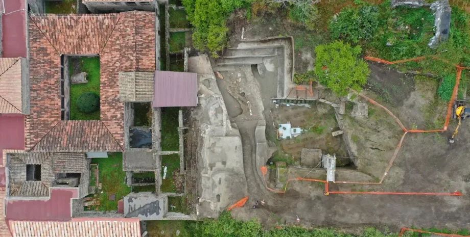 археологи обнаружили скамейку для ожидания