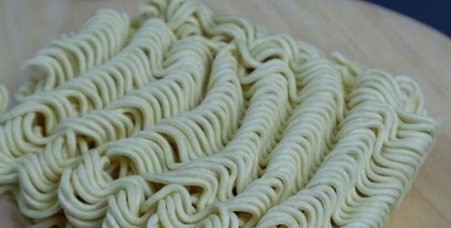 Чоловік побачив текст на упаковці вермішелі швидкого приготування і передумав її їсти