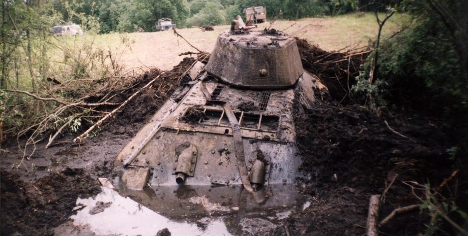 військова техніка танки в болоті