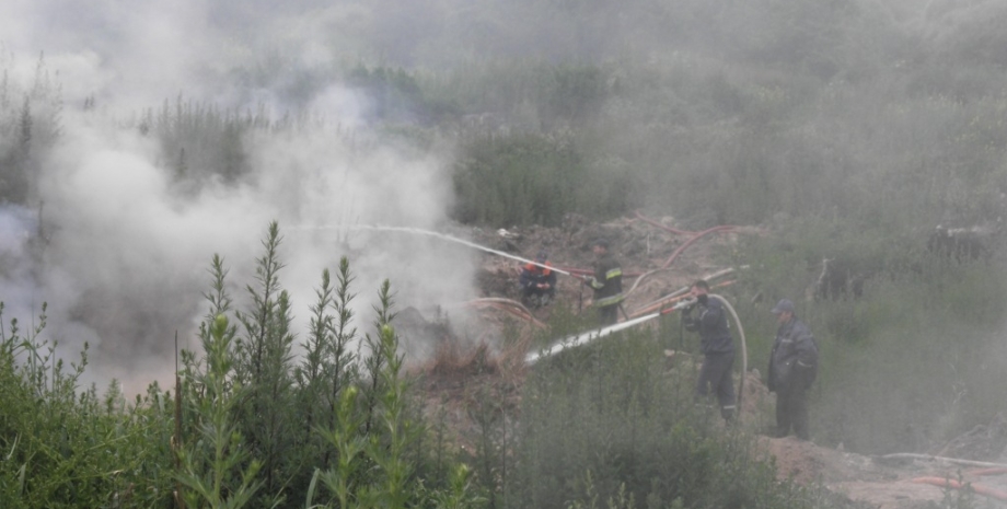 Тушение пожара на свалке в Жидачиве / Фото: lviv.mns.gov.ua